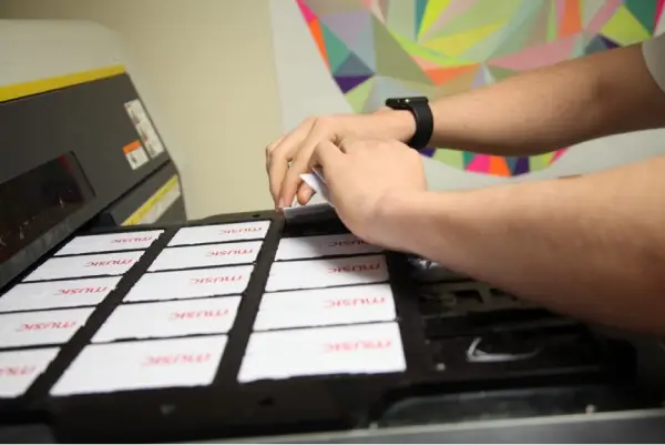 1697710937 375 معرفی مدلهای فلش تبلیغاتی پرکاربرد به عنوان هدیه تبلیغاتی برای.webp