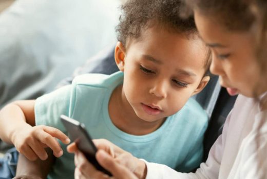 تلفن همراه برای کودکان ،چه زمانی تلفن همراه برای کودکان مناسب است؟ ،تلفن همراه برای کودکان چه زمانی مناسب است؟