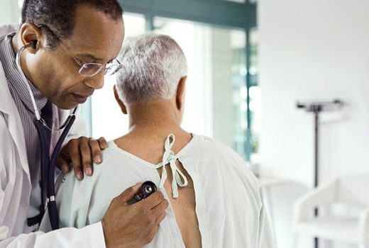 معاینه پزشک برای تشخیص انسداد ریوی مزمن