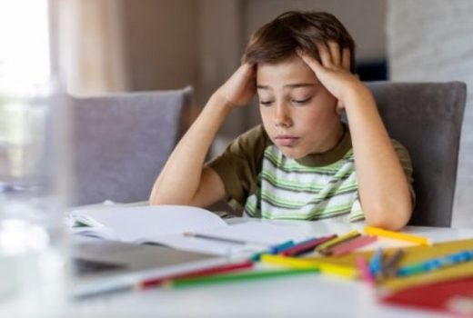 کودکی که مشکلی مربوط به مدرسه دارد