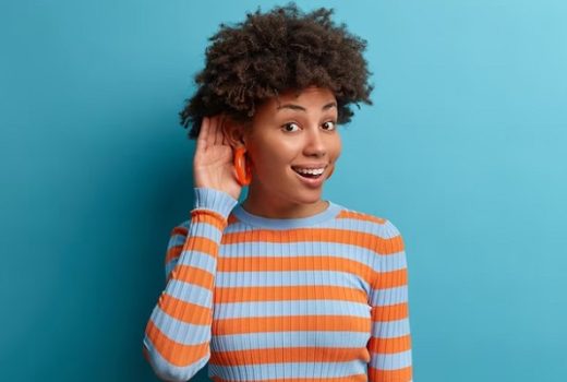 فردی در حال گوش‌دادن دقیق به صداهای اطراف