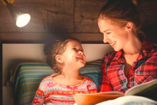 کتاب خواندن برای کودک در وقت خواب