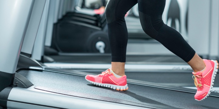 فردی در حال دویدن روی تردمیل شیب‌دار