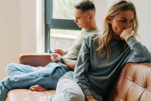 زنی ناراحت از اینکه همسرش قدرش را نمی‌داند