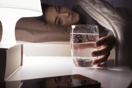 فواید و مضرات نوشیدن آب قبل از خواب