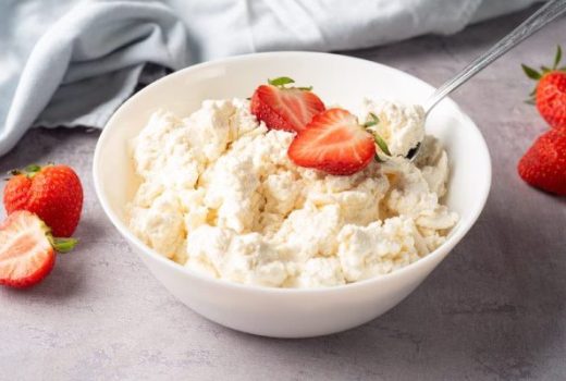 پنیر کاتیج با توت‌فرنگی