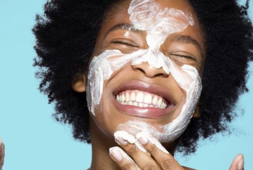 روش مراقبت از پوست حساس ـ زنی درحال مالیدن کرم به پوست صورت