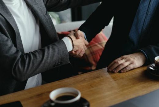 دو تاجر در حال امضای قرارداد شراکت