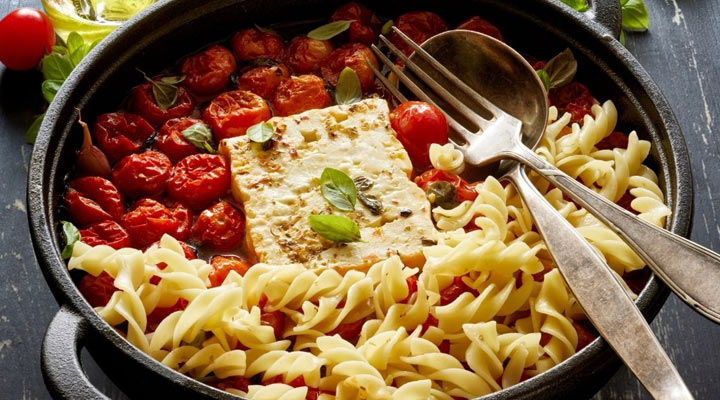 پنیر فتا؛ خواص، مضرات و طرز تهیه + ۵ دستور تهیه غذا با آن 18 پاستا با پنیر فتا
