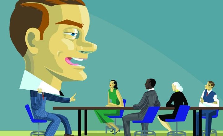 در جلسه با فردی که خود را دانای کل می‌داند همدل باشید