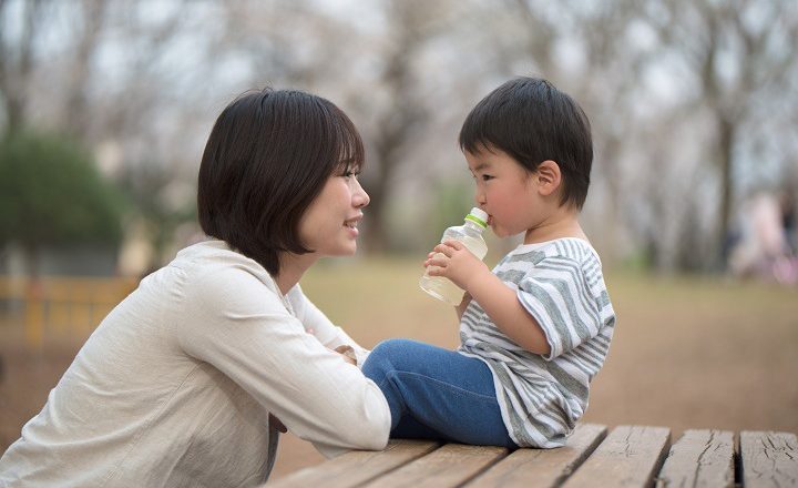 هنگام حرف زدن با بچه ها خود را در سطح آنها پایین بیاورید.