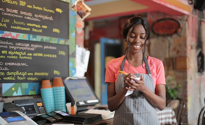 عشق در کسب و کار؛ زنی که با لبخند در حال گرفتن سفارش مشتری است