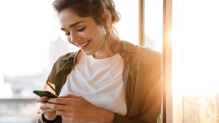 غلبه بر فوبیای تماس تلفنی ـ زنی در حال کار با تلفن هوشمند