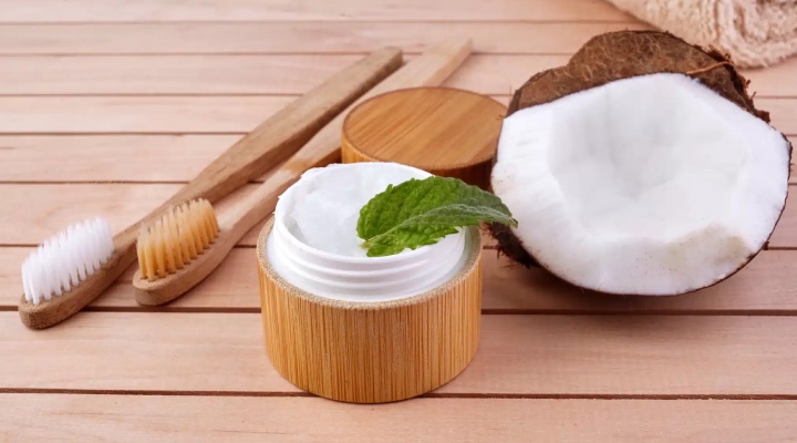 نارگیل و روغن آن از مواد اولیه ساخت خمیر دندان خانگی