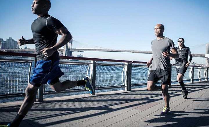 چند مرد درحال دویدن برای تمرینات اینتروال که باعث چربی سوزی می شوند