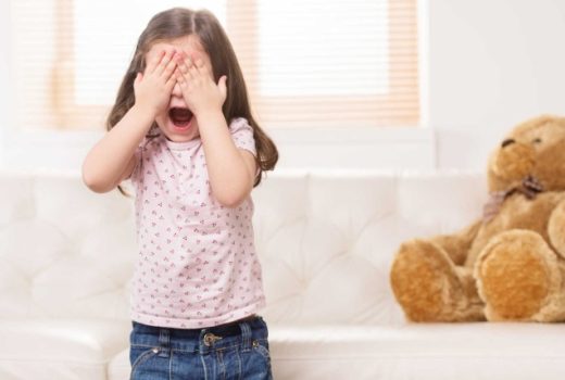 دختری که جلوی چشم‌هایش را گرفته است