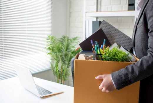 مردی در حال ترک شغلش پس از نوشتن استعفا نامه