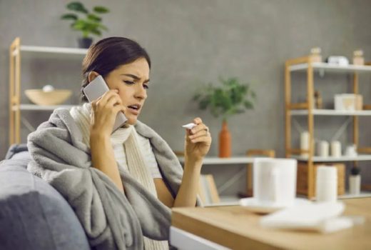 صحبت‌کردن خانم با تلفن در حالت بیماری برای درخواست مرخصی استعلاجی