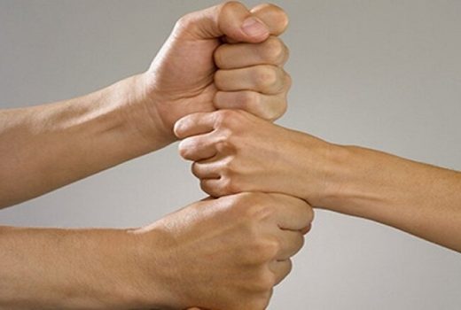 چرخاندن گل در دست‌های شرکت‌کنندگان بازی گل یا پوچ