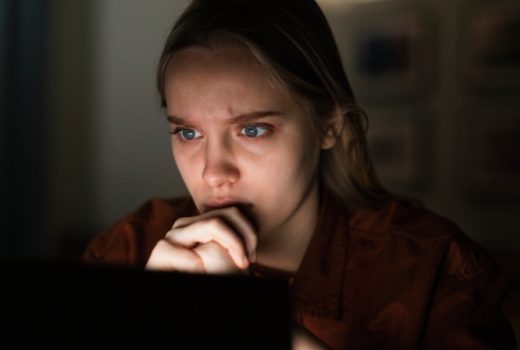 فرد استاکر که دیگری را در فضای آنلاین زیر نظر دارد