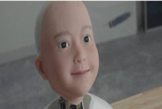 ربات انسان نمای یوئی Yui از طریق عینک واقعیت مجازی و هدست کنترل می‌شود