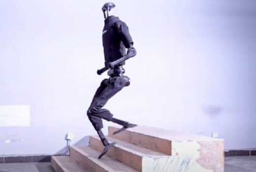 سرعت جهانی حرکت روی پله‌ها توسط ربات انسان نمای چینی شکسته شد