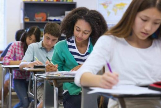 کلاس‌های کوچک به بهبود نمرات و انعطاف دانش آموزان کمکی نمی‌کند