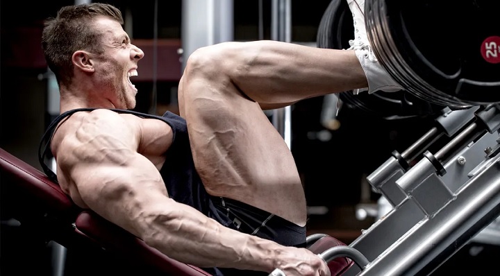 پرس پا؛ مزایا، فرم درست و اشتباهات رایج_سیاه پوش 17 استفاده از وزنه های بسیار سنگین و بالابردن سر از اشتباهات رایج حرکت پرس پا