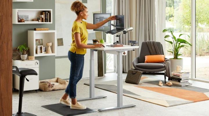 ایستادن چقدر کالری میسوزاند - زنی که در حالت ایستاده کار می‌کند