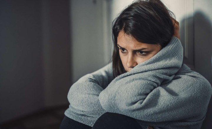 توهم چیست - فردی در حال فکر به عوامل توهم‌زا