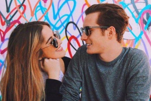 زنی در حال تعریف کردن از مرد