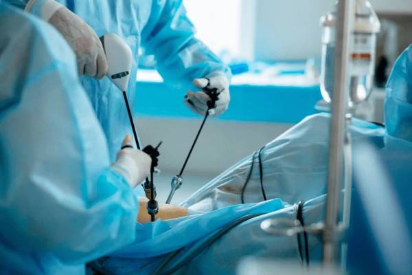 جراحی لاپاراسکوپی، نگاهی اجمالی به دنیای کوچک برش ها_سیاه پوش 3 عمل اسلیو معده