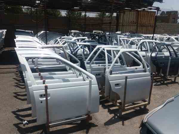 1714718775 179 قیمت قطعات بدنه 206 ایساکو رنگ فابریک چه مقدار است؟ سیاه