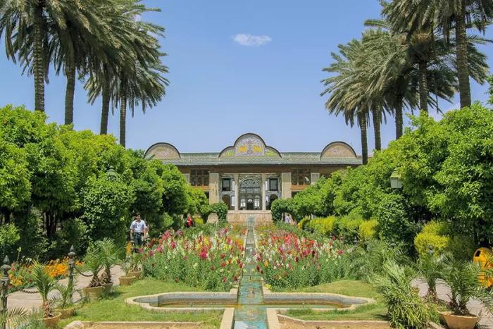 از میدان نصف جهان تا باغهای بهشت نمای شیراز_سیاه پوش 3 1715684440 330 از میدان نصف جهان تا باغهای بهشت نمای شیراز سیاه پوش