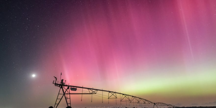 شفق قطبی درخشانی بر فراز آسمان پرستاره می‌درخشد، که قطعاً منظره‌ای ناآشنا برای شب‌های جنوب جورجیا است.