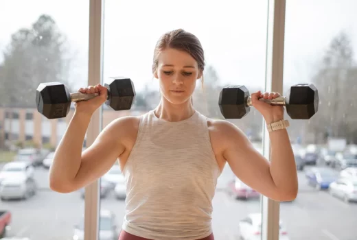 راهنمای کاهش وزن و چربی سوزی با دمبل + آموزش تصویری ۱۰ حرکت