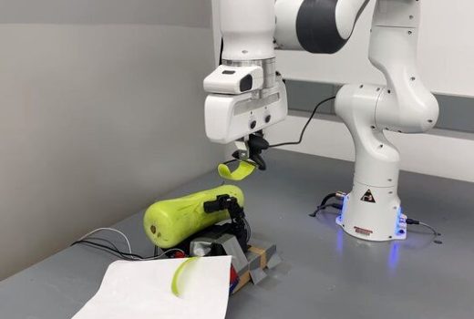 ساخت ربات بسیار دقیقی که می‌تواند پوست میوه را بکند