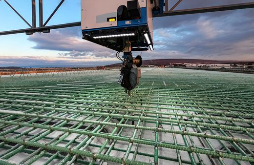 این ربات وظیفه بستن میلگردها در پروژه‌های ساختمانی را انجام می‌دهد