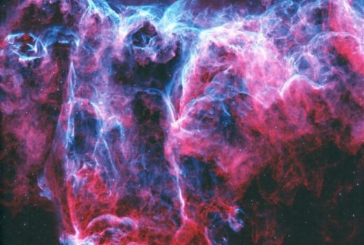NGC 6995، که به‌طور غیر رسمی به‌عنوان سحابی خفاش شناخته می‌شود، تنها 1/2 درجه، تقریباً به اندازه ظاهری ماه، گستره دارد.