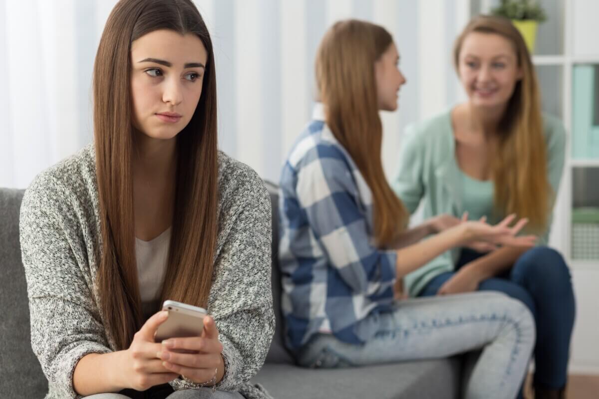 مزایا حسادت برای دوستی چرا حسادت همیشه بد نیست؟ سیاه پوش