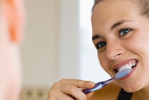 بهترین زمان مسواک زدن:  قبل از خواب، قبل از صبحانه یا بعد صبحانه؟