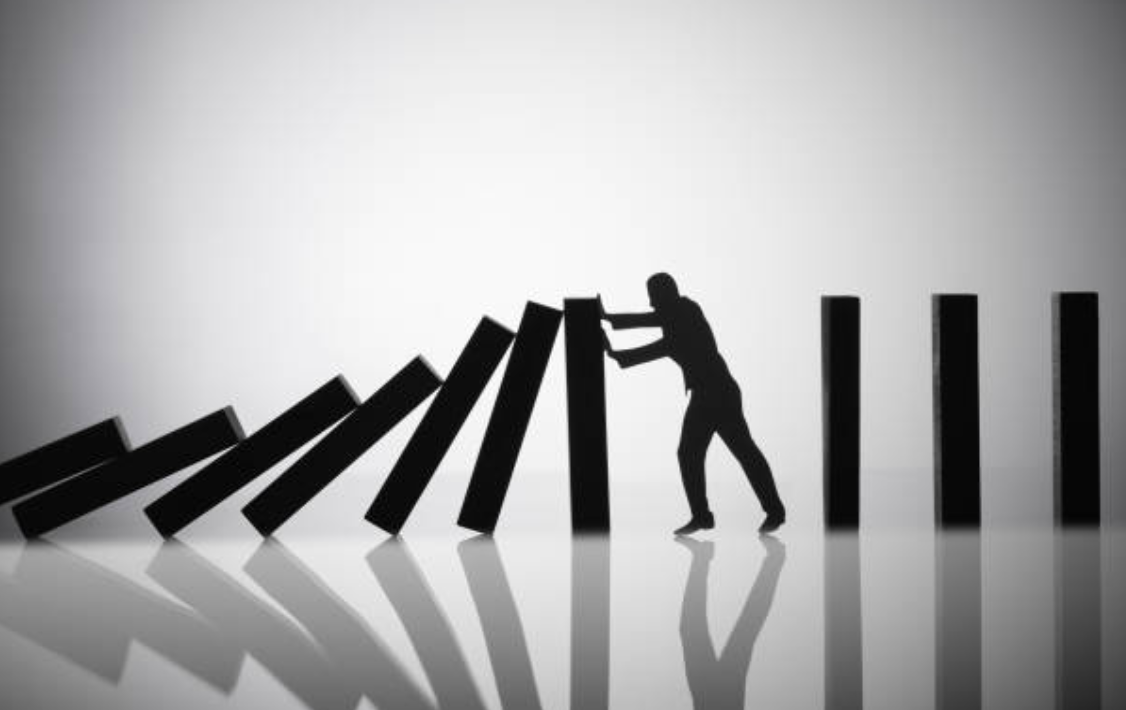 ۴ راه برای رهبری در زمان بحران سیاه پوش.webp
