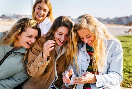 چطور در دوره‌های مختلف بزرگسالی دوست پیدا کنیم؟