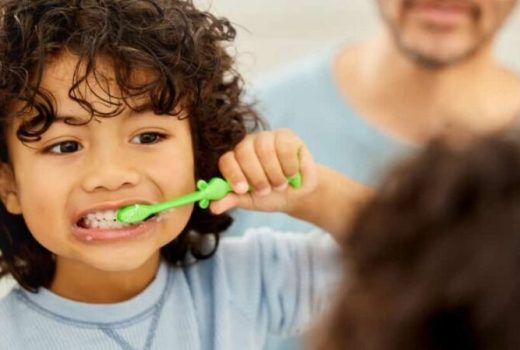 تشویق کودکان به مسواک زدن