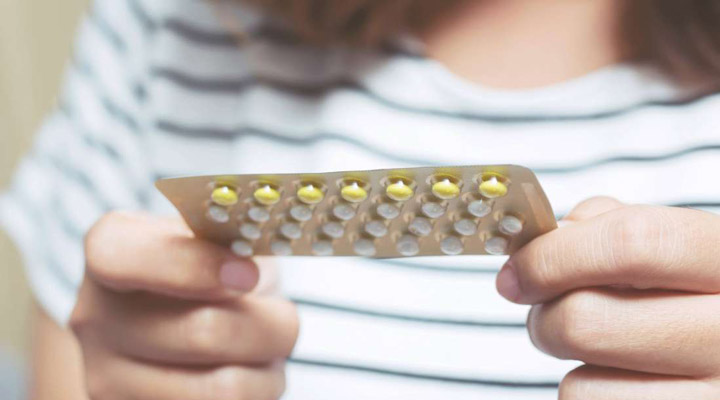 شنا و استخر در زمان پریود خطرناک است؟ استخر رفتن در زمان پریودی و ۸ سوال مهم_سیاه پوش 3 استخر در زمان پریود - به تعویق انداختن پریود با قرص