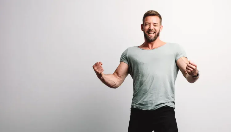 رابطه با مرد آلفا: آیا با یک مرد آلفا رابطه دارید؟ + ویژگیها مرد آلفا در رابطه_سیاه پوش 37 مرد خوشحال هیکلی با دست های مشت کرده