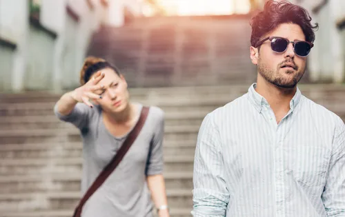 رابطه با مرد آلفا: آیا با یک مرد آلفا رابطه دارید؟ + ویژگیها مرد آلفا در رابطه_سیاه پوش 38 بحث زن و مرد روی پله های خیابان و مرد بی خیال