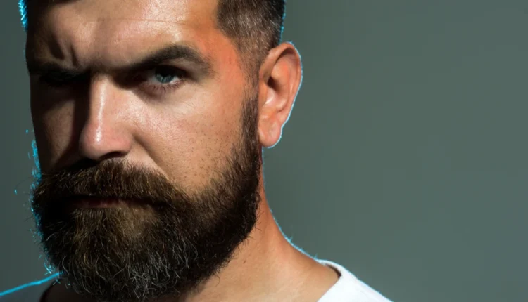 رابطه با مرد آلفا: آیا با یک مرد آلفا رابطه دارید؟ + ویژگیها مرد آلفا در رابطه_سیاه پوش 34 مرد ریش دار اخمو