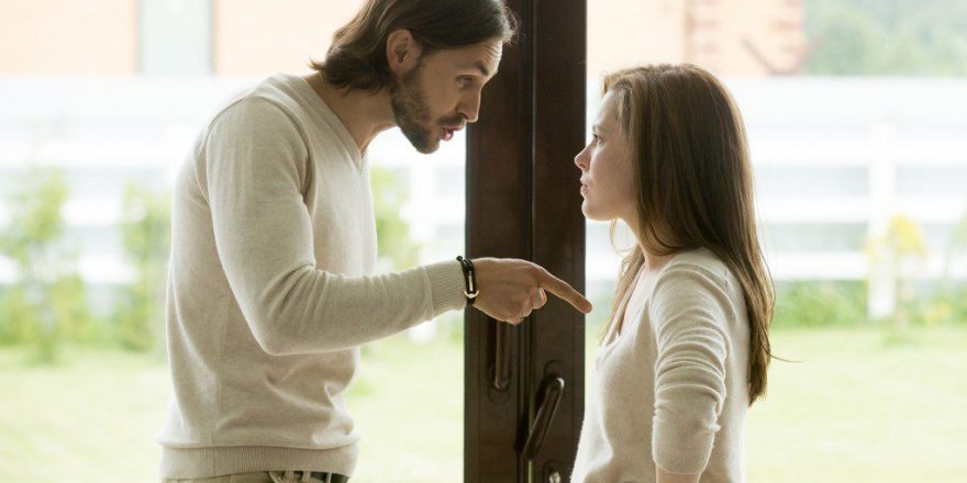 وقتی شوهرم به خانواده‌ام توهین می‌کند، چطور با او برخورد کنم؟