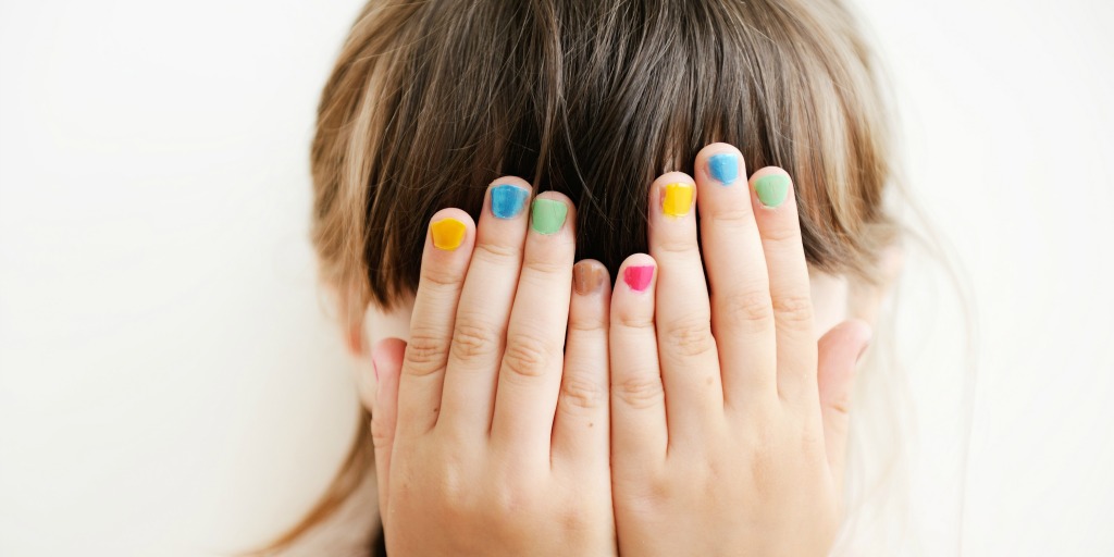 دست های دختر بچه جلوی صورت